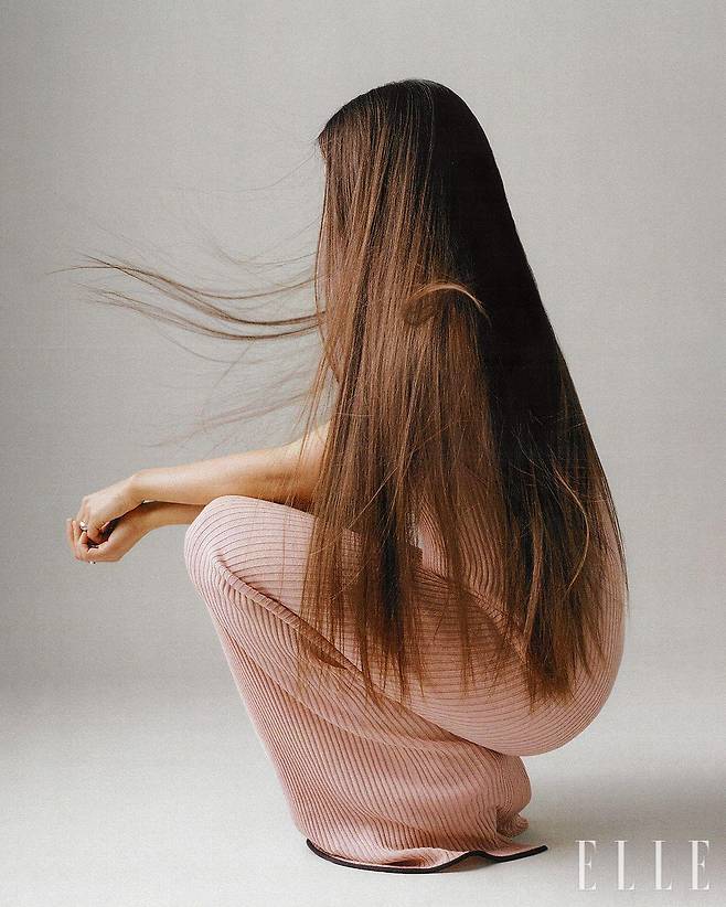 드레스는 Aeron. 링은 The Sentimentalist.