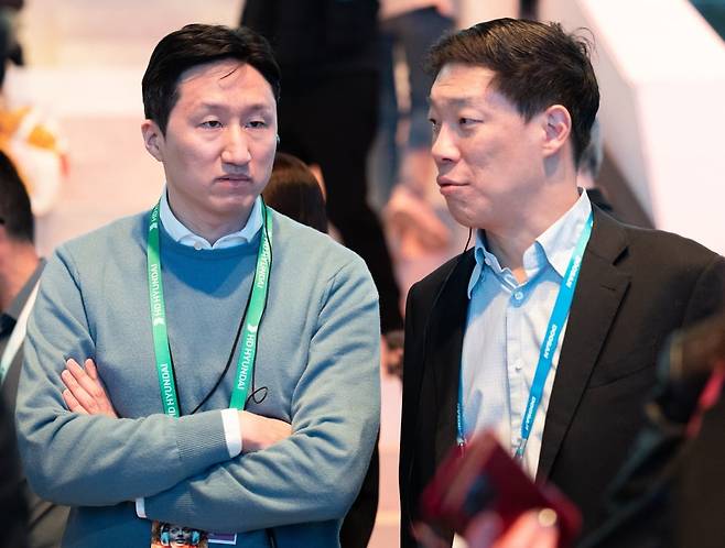 정기선 HD현대 부회장(왼쪽)과 박진원 두산밥캣 코리아 부회장이 1월 9일(현지 시간) 미국 네바다주 라스베이거스 컨벤션센터(LVCC)에서 열린 세계 최대 가전·IT(정보기술) 전시회 'CES 2024'에 마련된 HD현대 전시관에서 대화를 하고 있다. 사진=뉴스1