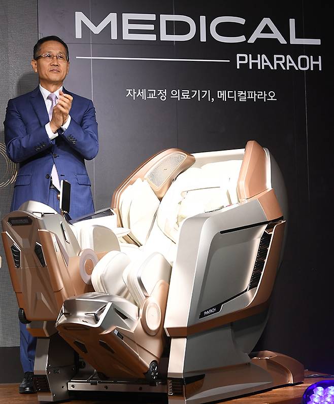 지성규 바디프랜드 대표이사가 지난 7일 서울 강남구 바디프랜드 본사에서 열린 자세교정 의료기기 ‘메디컬파라오’ 론칭 기념행사에서 박수를 치고 있다.