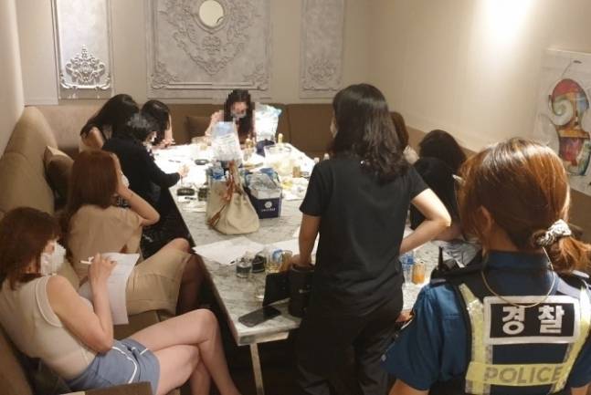 사진은 서울시 합동단속반이 코로나19 사태 당시 심야에 유흥시설 집합금지 고시를 위반한 유흥업소를 단속하는 모습. 사진=서울시 제공.