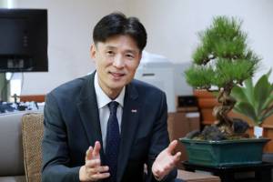 민경욱 한국거래소 코스닥시장본부장이 9일 서울경제신문과의 인터뷰에서 퍼스트무버 기업의 신속한 진입과 좀비 기업 퇴출을 통한 코스닥 브랜드 가치 향상을 강조하고 있다. 사진 제공=한국거래소