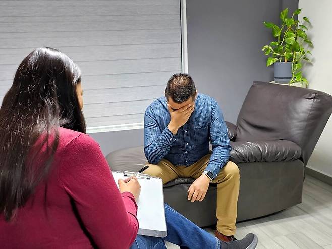 정신과를 찾는 사람들중에는 자책감이나 죄책감, 수치심에 따른 어려움을 호소하는 이들이 많다. /셔터스톡