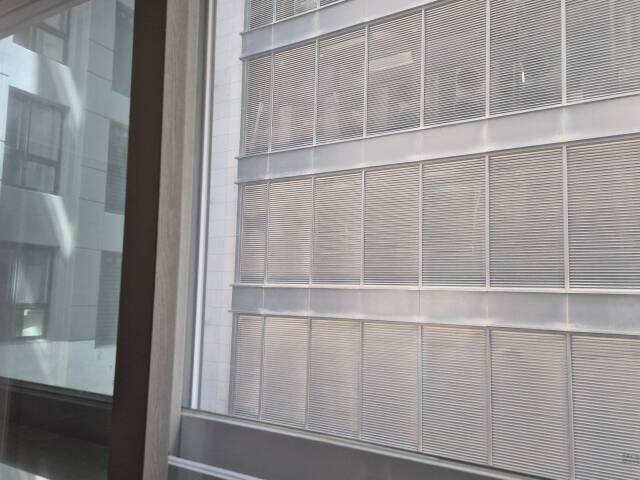 안양 평촌 B오피스텔 일부 입주자 가구가 창문을 열면 에어컨 실외기가 가득한 벽면을 마주한다. 윤현서 기자