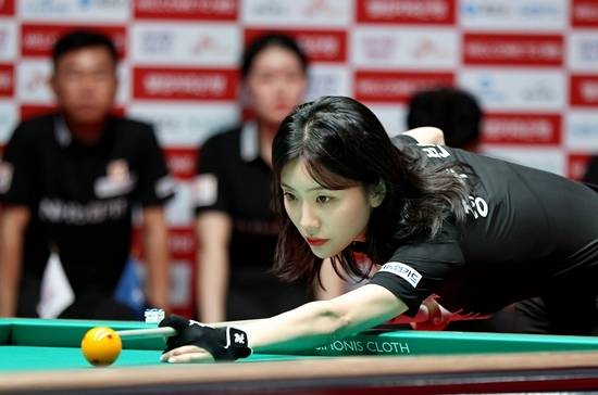 “팔이 부들부들 떨리더라구요” NH농협카드 신입생인 정수빈은 팀리그 1라운드 초반 극도의 긴장감과 부담감을 느꼈다고 한다. 다만 그러면서도 단-복식을 오가며 두루 활약, 3승2패로 신입생 치고 고무적인 성과를 거뒀다. (사진= PBA)