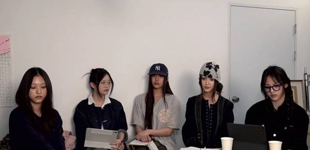 그룹 뉴진스 멤버 5인이 하이브의 부당 대우를 비판하며 "민희진 전 어도어 대표를 25일까지 복귀시켜라"라고 요구했다. /유튜브 캡처