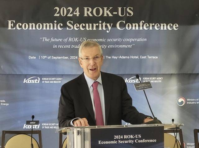 앨런 에스테베스 미국 상무부 산업안보차관은 10일 워싱턴에서 무역안보관리원(옛 전략물자관리원)이 연 한미 경제안보 콘퍼런스에 참석해 발언하고 있다. 워싱턴=연합뉴스