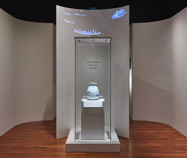 ▲ 강원의 넉넉한 품과 자연이 담긴 ‘동정추월무늬 항아리’ 전시 전경.