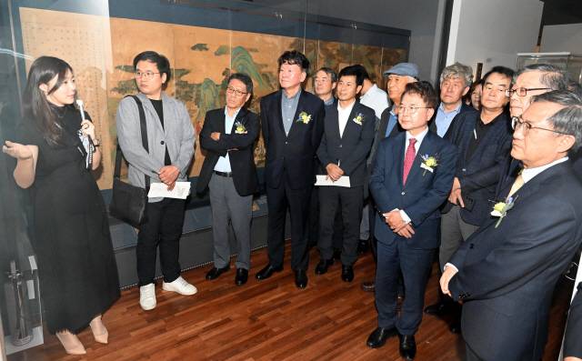 ▲ 고 이건희 회장의 기증품을 소개하는 ‘어느 수집가의 초대’ 개막식이 10일 국립춘천박물관에서 열렸다. 김정호