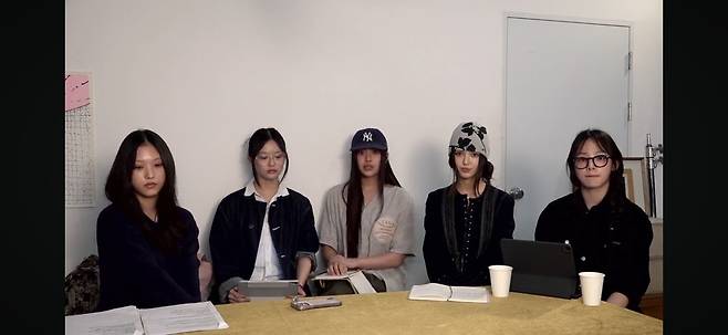 사진=왼쪽부터 해린, 하니, 혜인, 다니엘, 민지/뉴진스 채널 라이브 방송 캡처