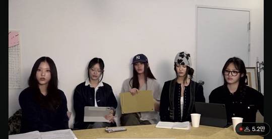 11일 유튜브 라이브 방송을 통해 어도어 민희진 전 대표의 복귀를 촉구하는 뉴진스 멤버들. 사진=뉴시스(유튜브 캡처)