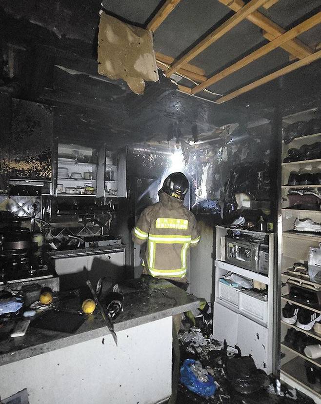 지난 11일 0시 32분쯤 불이 난 경기 부천시 다세대주택. 집 안이 새까맣게 불탔다. 소방 당국은 방 안에 있던 전기 자전거 배터리가 폭발해 불이 난 것으로 추정하고 있다. /경기도소방재난본부