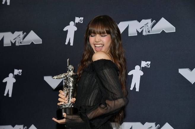 블랙핑크의 리사가 11일(현지시간) 미 뉴욕주 엘먼트의 UBS 아레나에서 열린 MTV 비디오 뮤직(VMAs) 시상식에서 솔로곡 록스타(ROCKSTAR)로 '베스트 K팝' 상을 받은 후 프레스룸에서 포즈를 취하고 있다. ⓒ뉴시스