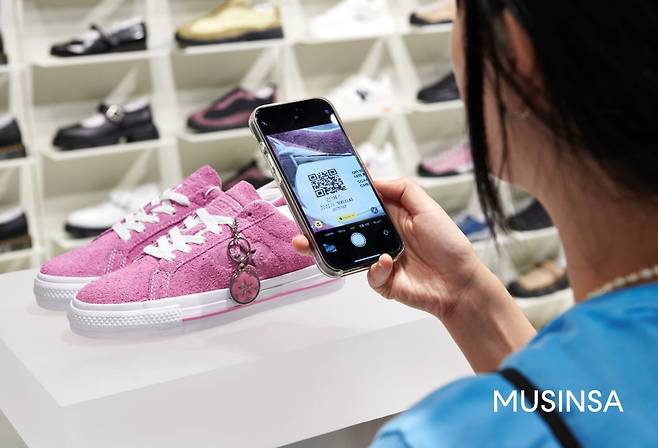 '무신사 스토어 성수@대림창고'에서 상품 페이지 확인을 위해 QR코드 스캔하는 모습. 사진=무신사 제공