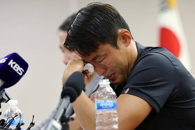 ▲ 중국축구협회에서 승부조작 혐의로 영구 제명 징계를 받은 수원FC 미드필더 손준호가 기자회견에서 억울함을 호소하며 눈물을 보이고 있다. 손준호는 산둥 타이산 소속 당시 팀 동료에게 한화로 3700만원이 넘는 돈을 받은 것을 인정했다. 중국 사법부는 이 돈을 승부조작 대가성이라고 봤지만 손준호는 측근 간의 거래라고 주장했다. 더구나 손준호는 승부조작을 인정하지 않고 금품수수 혐의에 대해서만 사법 거래를 한 사실을 밝혀 중국축구협회의 발표는 사실이 아니라고 항변했다. 손준호가 중국에서 구금된 기간 만큼 형량을 인정받은 유죄로 확인되면서 K리그1 출전을 놓고 다툼의 여지가 생겼다. ⓒ연합뉴스