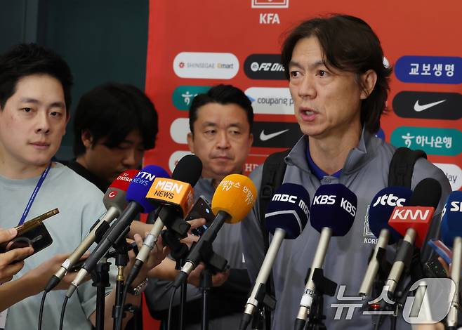 12일 인천공항에서 오만과 원정경기를 마친 홍명보 축구대표팀 감독이 귀국해 언론 인터뷰를 하고 있다. 2024.9.12/뉴스1 ⓒ News1 김명섭 기자