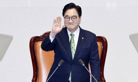 제22대 국회 개원식이 2일 오후 국회 본회의장에서열렸다. 우원식 국회의장이 방청석을 향해 손을 흔들고 있다. 김성룡 기자. 2024.09.02.
