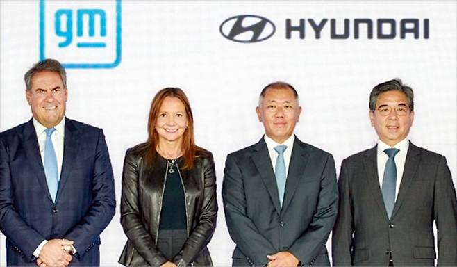 < 글로벌 완성차 3위·5위 ‘밀착’ > 정의선 현대자동차그룹 회장(왼쪽 세 번째)과 메리 배라 제너럴모터스(GM) 회장(두 번째)이 참석한 가운데 지난 10일 미국 뉴욕에서 포괄적 협력을 위한 업무협약(MOU)을 맺었다. 마크 로이스 GM 사장(첫 번째), 장재훈 현대차 사장(네 번째) 등이 함께 기념사진을 찍고 있다. /현대차 제공