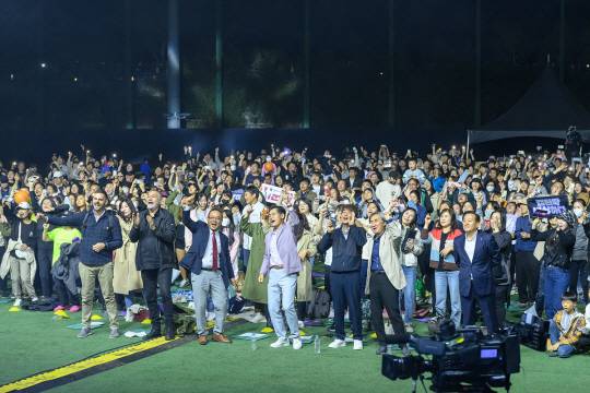 이기재(앞줄 왼쪽 네 번째) 양천구청장이 지난해 제1회 양천 락페스티벌에서 관객들과 공연을 즐기고 있다. 양천구청 제공