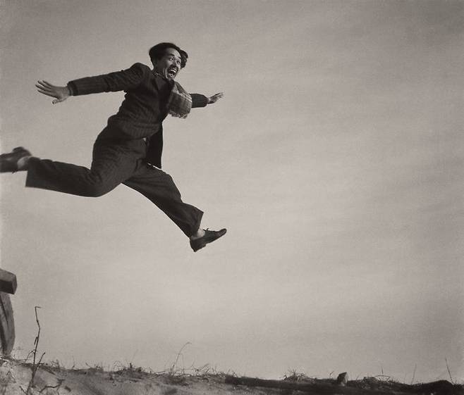 자화상 '점프하는 나' (1949) ©SHOJI UEDA *재판매 및 DB 금지