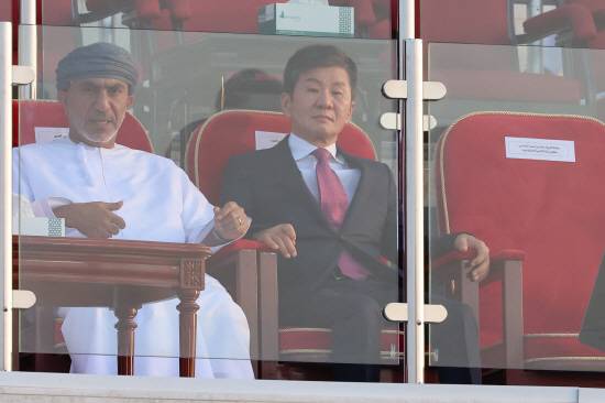 정몽규 대한축구협회장이 지난 10일 오만 무스카트 술탄 카부스 경기장에서 열린 2026 월드컵 아시아 3차예선 B조 2차전 한국-오만을 관전하고 있다. 정 회장은 최근 대한축구협회 노동조합에서도 4연임 반대 의사를 낼 만큼 위기에 빠진 상태다. 연합뉴스