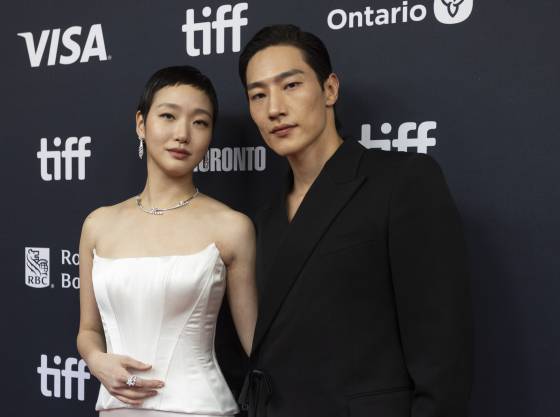 (240913) -- TORONTO, Sept. 13, 2024 (Xinhua) -- Actress Kim Go-eun and actor Steve Sanghyun Noh pose for photos as they attend the world premiere of the film "Love In The Big City" during the 2024 Toronto International Film Festival in Toronto, Canada, on Sept. 13, 2024. (Photo by Zou Zheng/Xinhua) 〈저작권자(c) 연합뉴스, 무단 전재-재배포, AI 학습 및 활용 금지〉