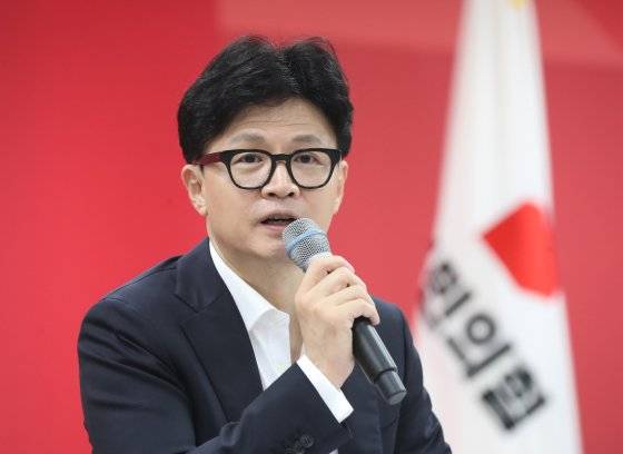 한동훈 국민의힘 대표가 12일 오전 경기 안성시 농협안성농식품물류센터에서 열린 현장최고위원회의에서 발언을 하고 있다. 뉴스1