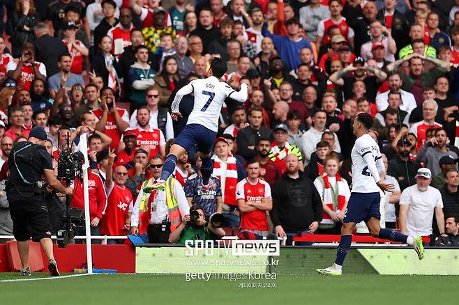 ▲ 지난해 9월 25일 아스날 홈 구장 에미레이트 스타디움에서 열린 아스날과 경기에서 득점하고 세리머니하는 손흥민. 손흥민은 아스날을 상대로 통산 20경기에 출전해 8골 2도움을 기록하며 아스날 팬들에겐 가장 경계해야 할 토트넘 선수로 꼽힌다.