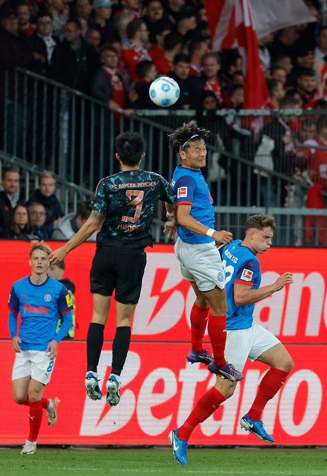 미니 한일전…홀슈타인킬 공격수 마치노와 공중볼 경합 중인 김민재. AFP연합뉴스