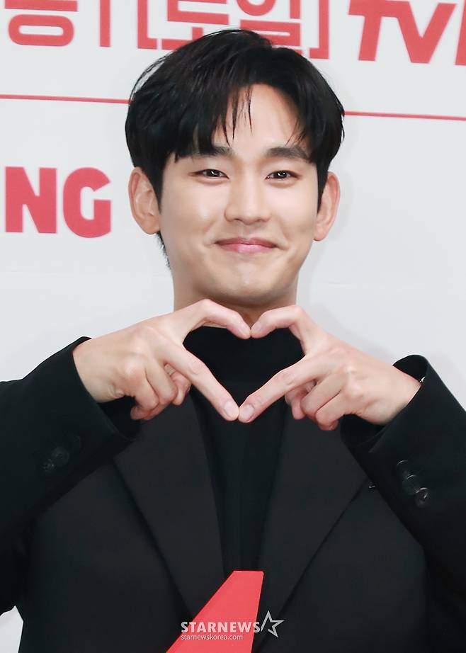 배우 김수현이 7일 오전 서울 라마다신도림 호텔에서 진행된 tvN 토일드라마 '눈물의 여왕' 제작발표회에 참석해 포즈를 취하고 있다. 퀸즈 그룹 재벌 3세인 '백화점의 여왕' 홍해인과 용두리 이장 아들인 '슈퍼마켓 왕자' 백현우 3년차 부부의 아찔한 위기와 기적처럼 다시 시작되는 사랑 이야기 '눈물의 여왕'은 오는 9일 첫 방송된다. /2024.03.07 /사진=이동훈