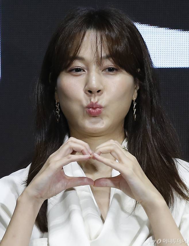 (서울=뉴스1) 권현진 기자 = 배우 김하늘이 2일 서울 영등포구 콘래드 서울 호텔에서 열린 디즈니+ 오리지널 시리즈 '화인가 스캔들'(감독 박홍균) 제작발표회에서 포즈를 취하고 있다. '화인가 스캔들'은 대한민국 상위 1% 화인가를 둘러싼 상속 전쟁으로 인해 생명의 위협을 받는 나우재단 이사장 오완수(김하늘 분)와 그녀의 경호원 서도윤(정지훈 분)이 화인가의 비밀을 마주하게 되는 이야를 그렸다. 2024.7.2/뉴스1 Copyright (C) 뉴스1. All rights reserved. 무단 전재 및 재배포, AI /사진=(서울=뉴스1) 권현진 기자