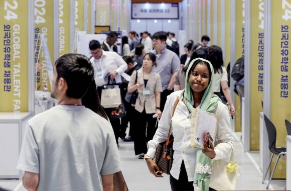 ‘외국인 유학생 취업 상담 받아요’ - 지난달 27일 서울 강남구 코엑스에서 열린 ‘글로벌 탤런트 페어’에서 외국인 유학생들이 채용관을 살펴보고 있다. 이번 행사는 글로벌 채용박람회로, 국내 외국인 투자기업의 채용과 외국인 유학생의 국내 취업 지원, 국내 구직자의 해외 취업 등을 지원한다. 뉴시스