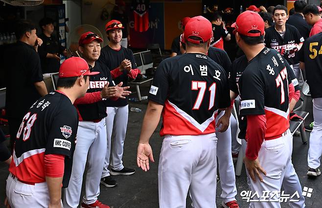 KIA 타이거즈가 정규리그 우승을 차지했다. 17일 오후 인천SSG랜더스필드에서 열린 '2024 신한 SOL Bank KBO리그' KIA 타이거즈와 SSG 랜더스의 경기, KIA는 SSG에 0:2로 패했다. 하지만 두산 베어스가 2위 삼성 라이온즈 덜미를 잡으면서 정규시즌 우승을 확정했다. 정규리그 우승을 차지한 KIA 이범호 감독이 코칭스태프와 함께 기뻐하고 있다. 문학, 김한준 기자