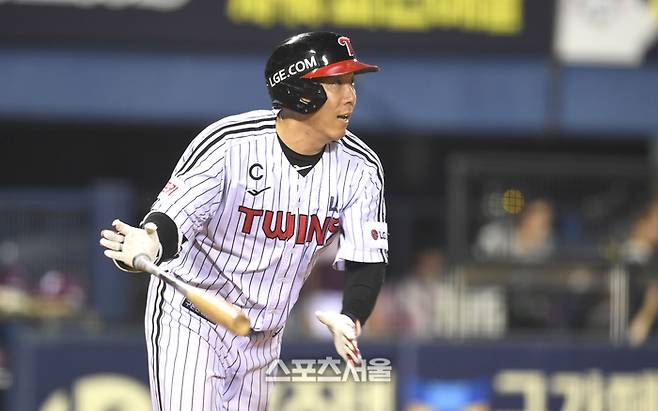 LG 김현수가 11일 잠실야구장에서 열린 2024 KBO리그 키움과 경기 7회말 무사1루 2루수 라인드라이브 아웃이 되고 있다. 2024. 9. 11. 잠실 | 최승섭기자 thunder@sportsseoul.com