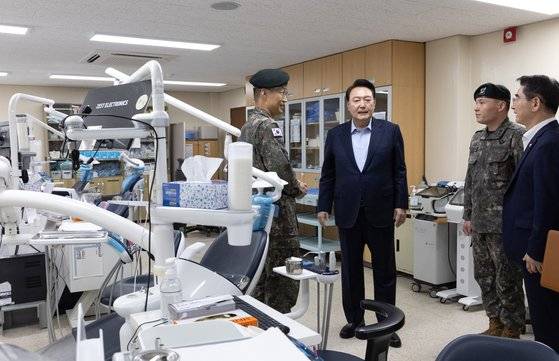 윤석열 대통령이 추석 명절인 17일 강원 화천군 육군 15사단을 방문해 의무대대인 ‘승리의원' 치과 치료시설을 둘러보고 있다. 사진 대통령실