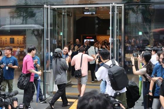 애플의 첫 인공지능(AI) 스마트폰 '아이폰16 시리즈'가 국내에 출시된 20일 오전 서울 중구 명동 애플스토어에서 시민들이 구매를 위해 줄지어 입장하고 있다. 연합뉴스