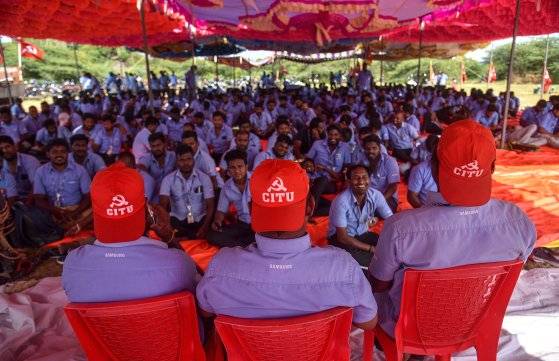 인도 타밀나두 주 첸나이에서 열린 파업에 참가한 삼성전자 공장 노동자들에게 인도 공산당의 지원을 받는 것으로 알려진 ‘인도노동조합센터(CITU)’ 관계자가 연설을 하고 있다. EPA=연합뉴스