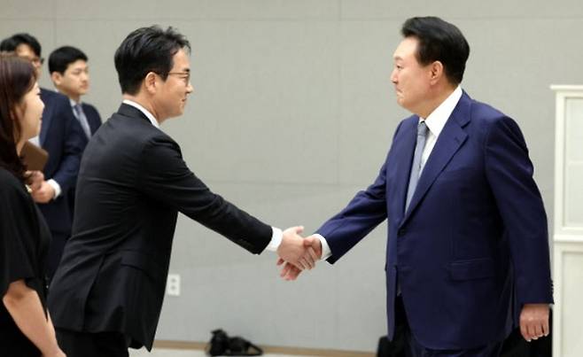 윤석열 대통령이 18일 대통령실에서 심우정 신임 검찰총장에게 임명장을 수여한 뒤 악수하고 있다. 대통령실 사진기자단