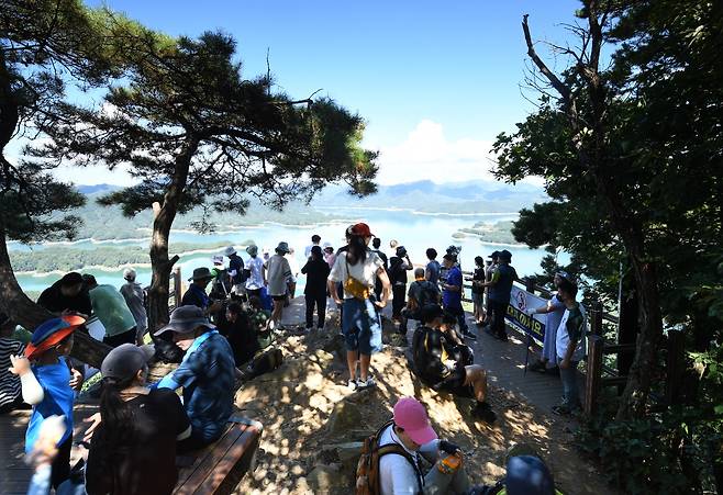 추석 연휴 악어봉 탐방로를 찾은 사람들이 풍경을 즐기고 있다, 이광주 사진작가