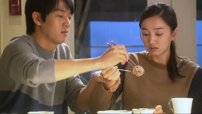 2011년 방송된 SBS 드라마 <천일의 약속> 중 주인공 이서연(배우 수애)은 알츠하이머 증상의 악화로 극중 박지형(김래원)의 도움을 받아 식사를 하고 있다.| SBS 동영상 캡처