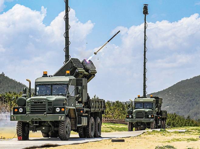 군용 차량에서 LIG넥스원의 유도로켓 '비궁'이 발사되고 있다. LIG넥스원