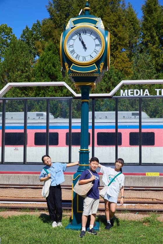 화랑대 철도공원 곳곳에는 클래식한 시계탑, 쪼르르 세워진 빨간 우체통 등 포토존이 다양하게 있어 기념사진을 남기기 좋다.