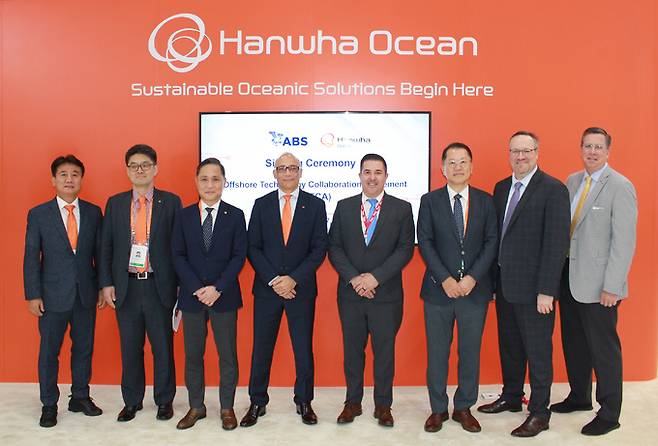 김희철 한화오션 사장(오른쪽 세 번째), 미구엘 에르난데스 ABS 글로벌 해양부문 부사장(〃 네 번째), 한화오션 해양사업부장 필립 레비 사장(〃 다섯 번째) 등 양사 관계자들이 휴스턴에서 열린 가스텍 2024에서 해양 사업 관련 기술 협력 협약 체결 기념촬영을 하고 다. 한화오션 제공