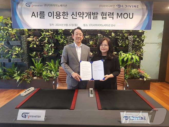 이병건 지아이이노베이션 회장(왼쪽)과 김송미 아이디바인 대표가 업무협약(MOU) 체결식 후 기념사진을 찍고 있다.(지아이이노베이션 제공)