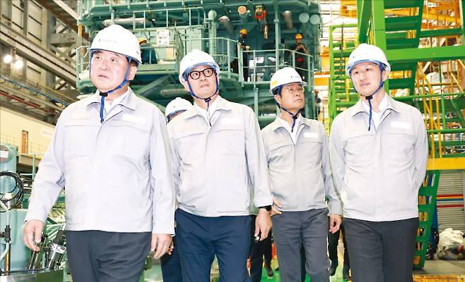 권오갑 HD현대 회장(왼쪽부터)과 여인표 HD현대마린엔진 상무, 이상균 HD현대중공업 대표, 정기선 HD현대 부회장이 경남 창원의 HD현대마린엔진 생산 현장을 둘러보고 있다. HD현대 제공