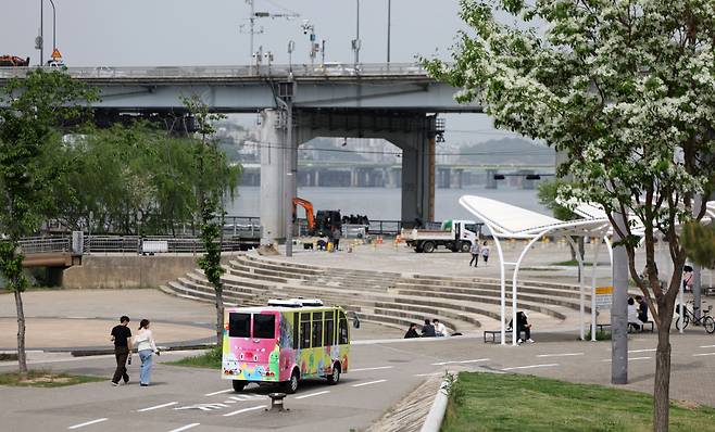 서울 서초구 반포한강공원에서 한강 순환관람차가 운행되고 있다 /사진=뉴시스