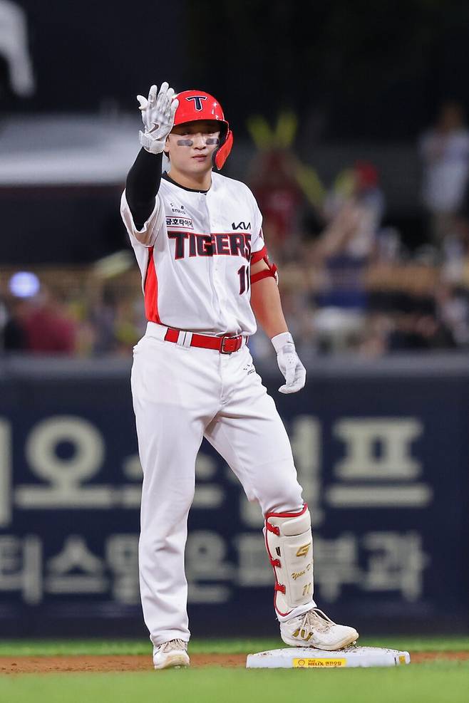 ▲ KIA는 24일 광주-기아챔피언스필드에서 열린 ‘2024 신한 SOL Bank KBO리그’ 삼성과 시즌 양팀간 최종전에서 이겼다. 전날 3안타에 이어 힘을 느낄 수 있는 2루타 두 개를 터뜨리며 눈도장을 받은 윤도현. ⓒKIA타이거즈