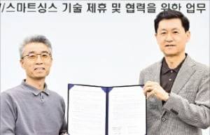 전경훈 삼성전자 디바이스경험(DX)부문 최고기술책임자(사장·오른쪽)와 송창현 현대차·기아 AVP본부장(사장). /삼성전자 제공