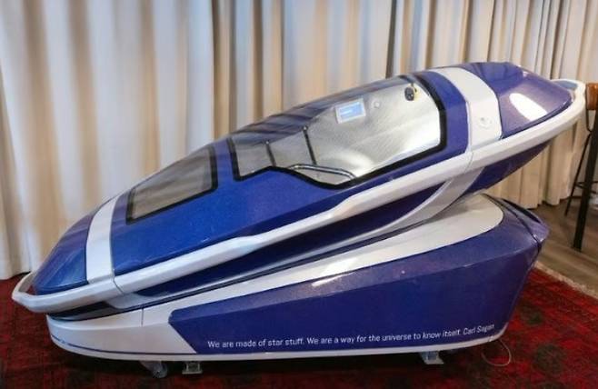 조력사망 캡슐 '사르코 포드'의 모습. 밀폐된 공간에 질소를 주입해 사망에 이르도록 설계됐다./사진=X 갈무리