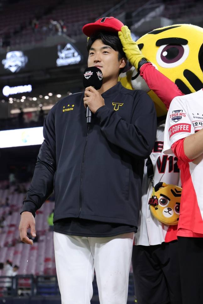 KIA 김도현이 24일 광주 삼성전 승리 후 팬들에게 인사하고 있다. /사진=KIA 타이거즈 제공