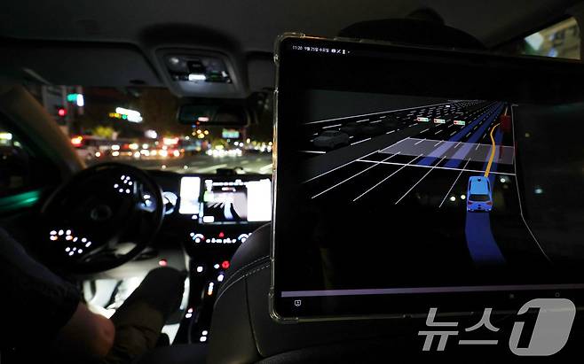 25일 밤 서울 강남구 학여울역 인근 도로에서 강남 심야 자율주행택시가 시험운행을 하고 있다. 사진은 시험주행하는 택시 내부로 안전상 자율주행 오퍼레이터가 탑승했다. (공동취재)2024.9.25/뉴스1 ⓒ News1 박세연 기자